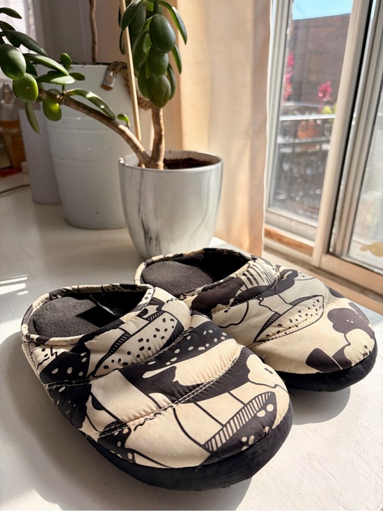 BAGGU Shoes - BAGGU Women’s Black & Cream Mushroom Quilted Puffy Slippers Small/Medium